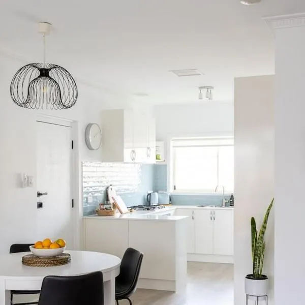 Henley Beach에 위치한 호텔 Casa Del Soul, on the beach, steps to Henley Square!