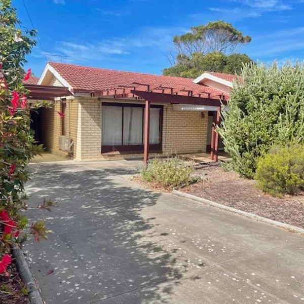 Lacey's Holiday House, hotel in Kingscote