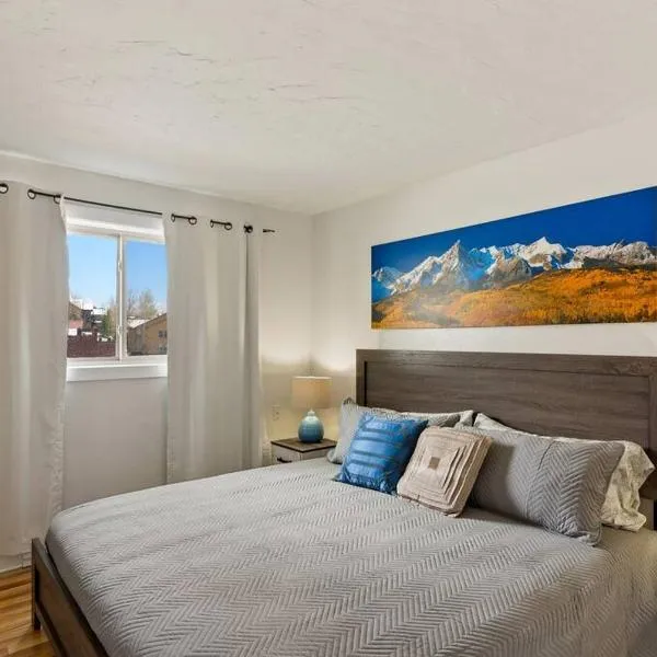 Mountainside Condo King Bed, Two Hot Tubs, Fireplace, Pool , on the Free Bus Route, ξενοδοχείο σε Steamboat Springs