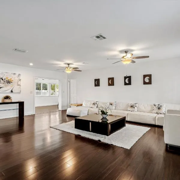Gorgeous open concept 4 BR with heated pool and lounge area, hotel a Fort Lauderdale