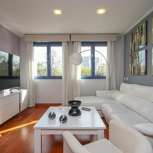 Luxury apt in Plaza de España - FREE parking, hotel in Seville