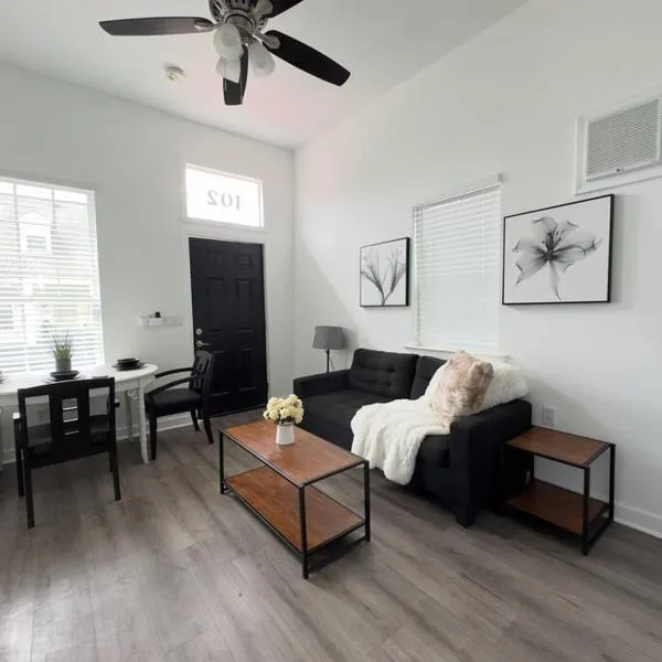 Charming 2BR! Close to FQ & Bourbon st., hotel in New Orleans