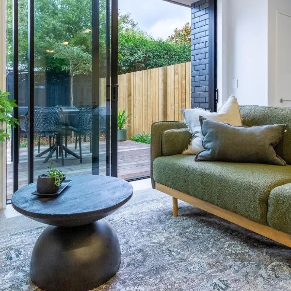 Merivale Gem: 2BR Townhouse Oasis, hotel in Christchurch