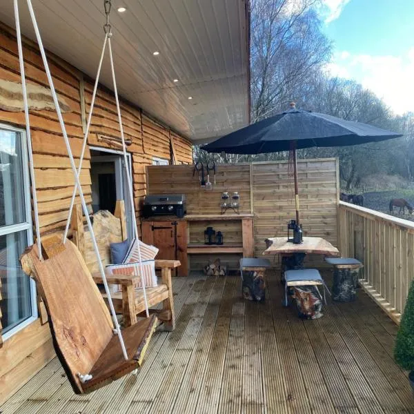 Devon River Glamping Pods, Hotel in Alloa