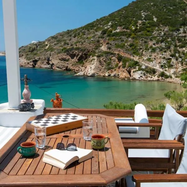 Ammos 1 - Seafront house in Glyfo beach, Sifnos, hotel v destinaci Chrisopigi