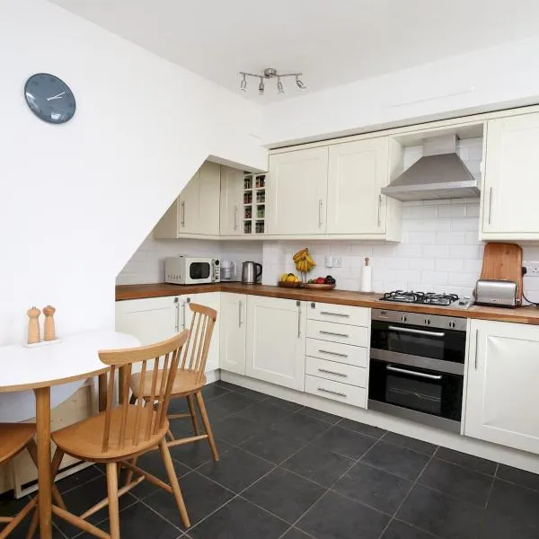 Sunny Victorian 2BR Townhouse Oxford - Pass the Keys, hotel in Oxford