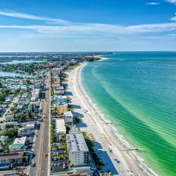 Sunset Beach Suite 6! Across from Beach Access & Pet Friendly! Enjoy Fall Promo for Mondays & Thursdays!, hotel in St. Pete Beach