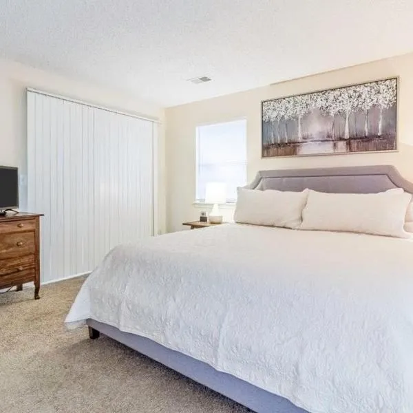 Branson Condo at Pointe Royale with Indoor Pool and Hot Tub walking distance to Clubhouse, Hotel in Branson