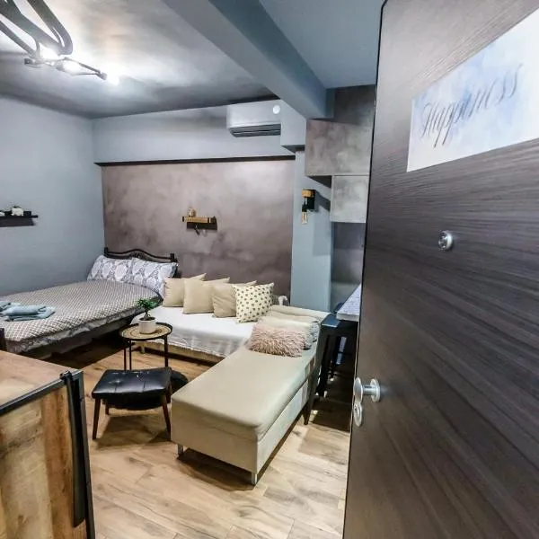 Happiness studio with terrace., hotel v Soluni