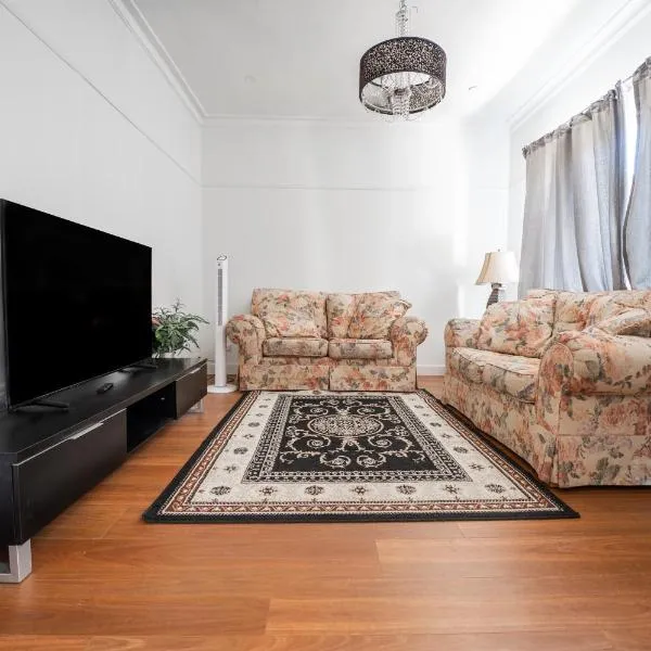 Classic decor, freshly painted 3 by 2 quiet home, hotel di Corio