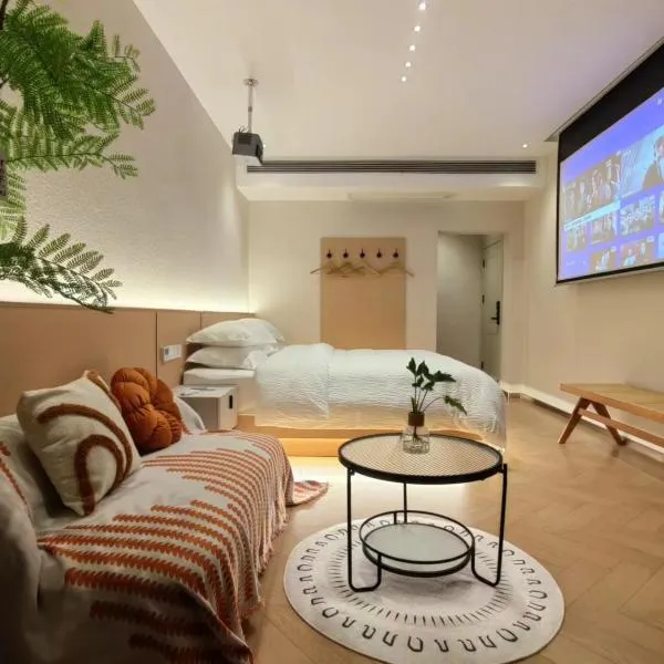 Flower Whisperer Homestay Tianmenshan Store free airport and station pick-up, hotel in Zhangjiajie