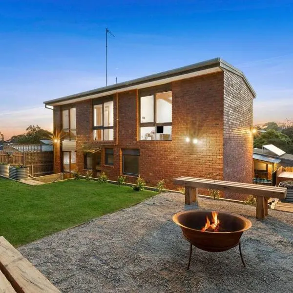 Beachside Weekender Retreat with Spa sleeps 11-13, hôtel à Ocean Grove