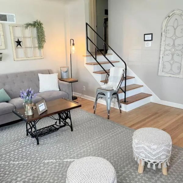 Peaceful Farmhouse Style Czech Village And Newbo Area, Hotel in Cedar Rapids