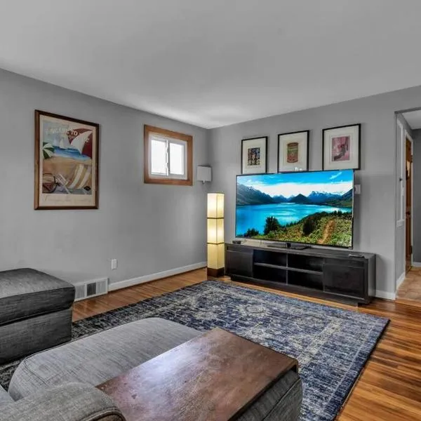 Gorgeous 2 Queen Bedroom Apartment in North Buffalo with 70 inch TV, ξενοδοχείο στο Μπάφαλο