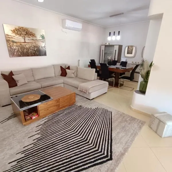 NEW elegant roof apartment, hotel in Akharnaí