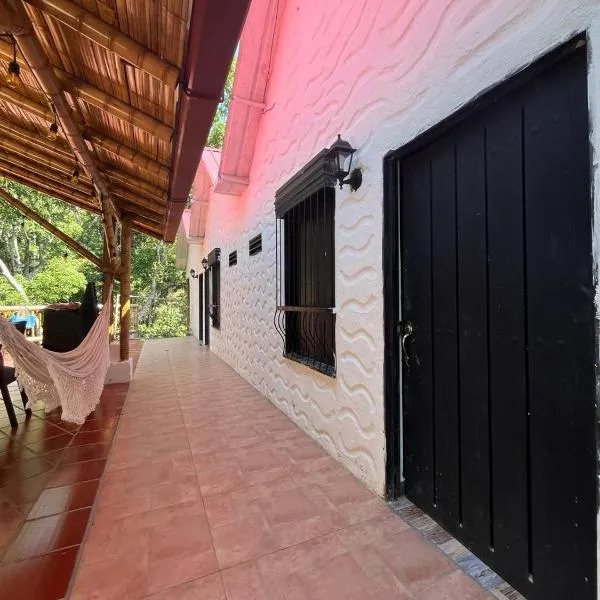 Cabañas Monteleón Paicol- Huila, hotel en La Laja