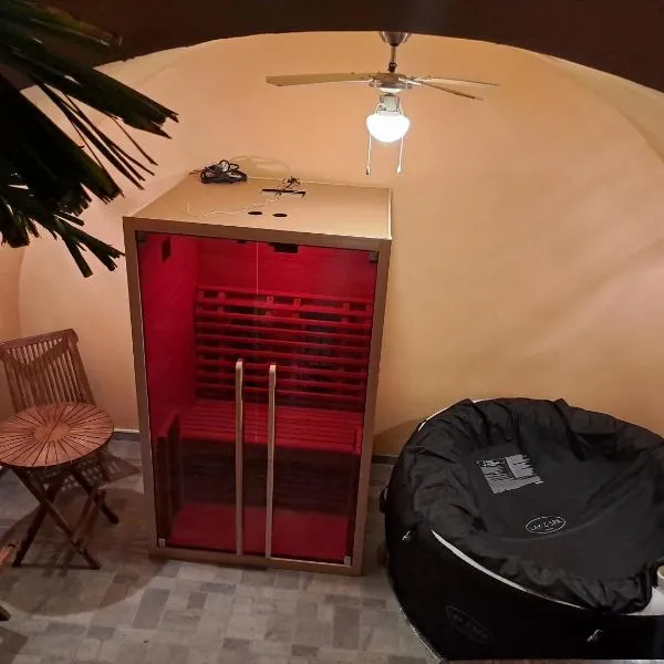 Atraktivna kuća sa saunom i grijanim jacuzzijem, hôtel à Cres