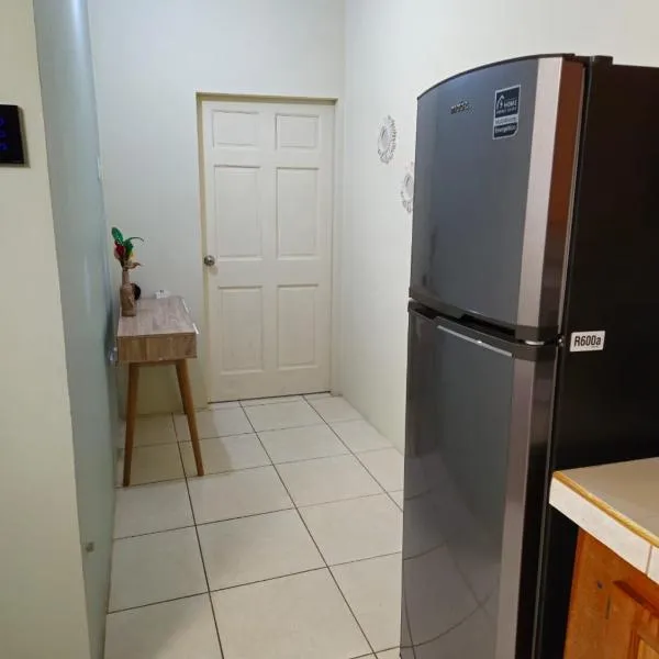 Cozy one bedroom apartment pool side, hotel v destinaci Lambeau