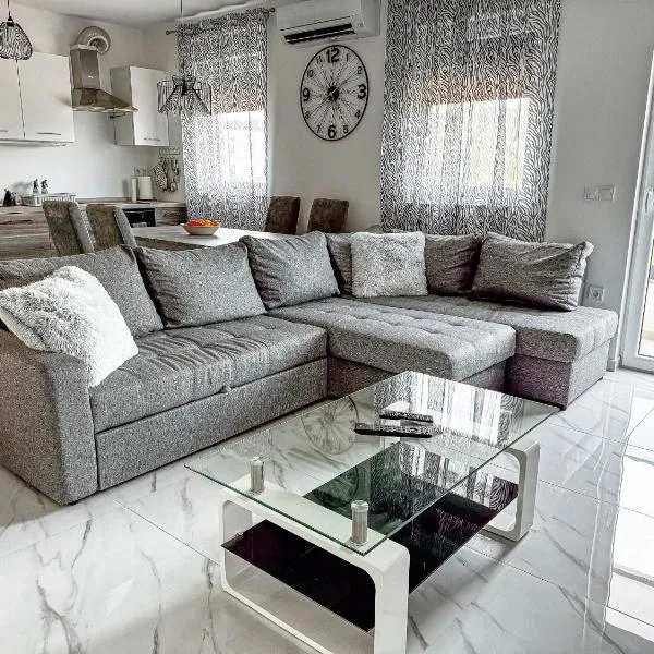 Brand New 2 Bed, 1 Bath Condo, ξενοδοχείο στο Ζαντάρ