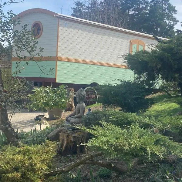 Roulotte quatre saisons Chez Sophie et Gilles, hotel v destinaci Monistrol-sur-Loire