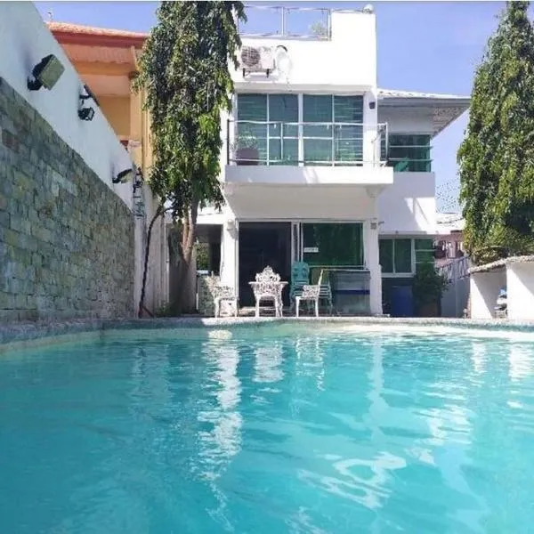 White House near Thunderbird Resort, hôtel à Parian