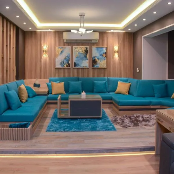 Luxury partial Nile view Maadi Cairo apartment, hotel in Cairo
