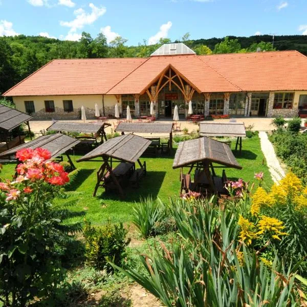Somogy Kertje Üdülőfalu és Étterem, hotel v destinaci Bonnya