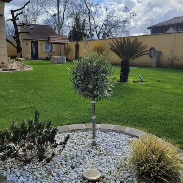 Petite dépendance privée, hotel in Précy-sur-Marne