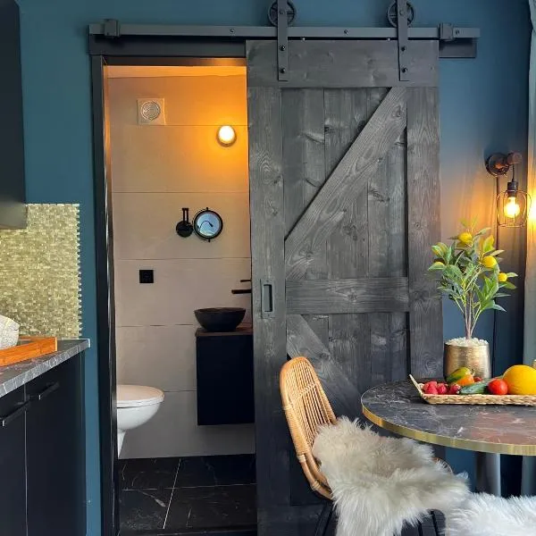 B&B Privé Tiny House Bij Zee, hotel in Stellendam