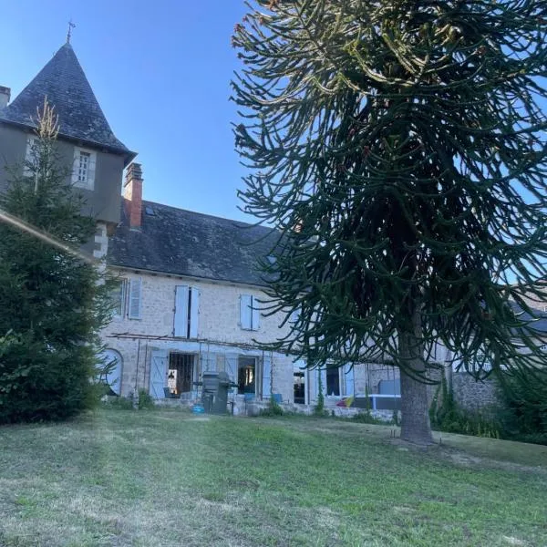 Gîte de charme avec spa sous les étoiles Corrèze, hôtel à La Roche-Canillac