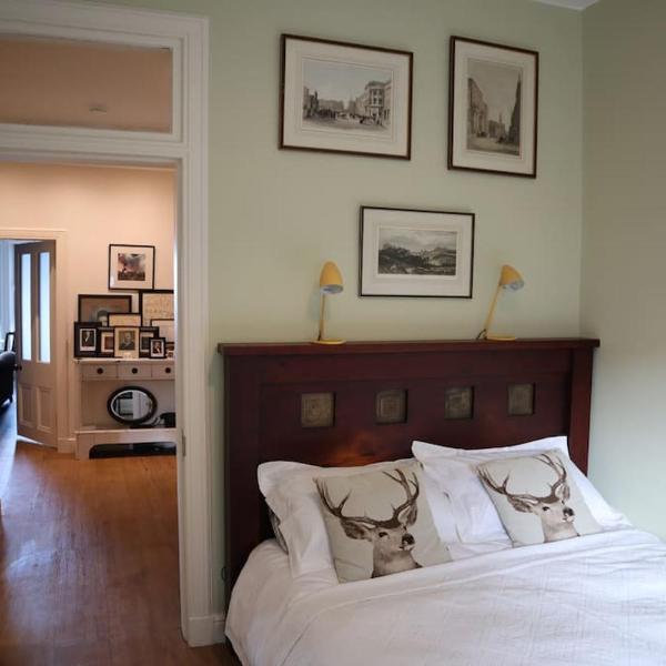 Stylish Victorian Apartment for Two in Edinburgh, Эдинбург