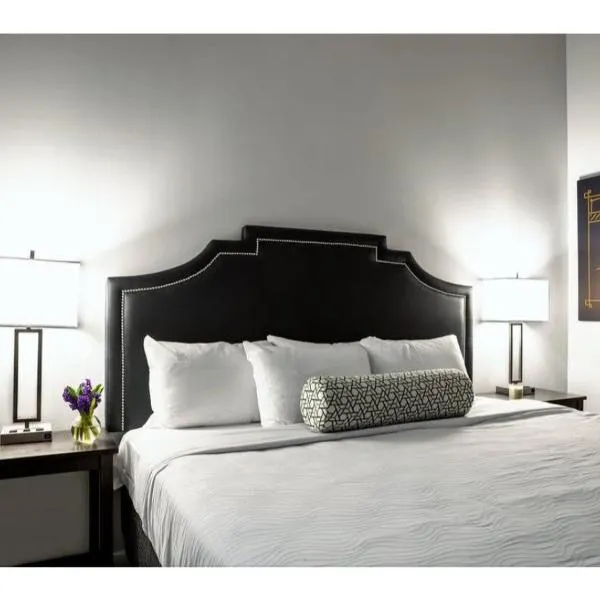 BOLD 2BR 2BA In The Block Apartment by CozySuites!, hotel in Indianapolis