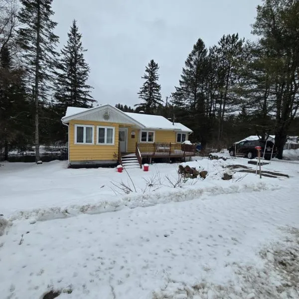 CITQ 303469.CHALET OASIS DE PAIX. BORD DE L’EAU.4 SAISONS.À LOUER, מלון בChertsey