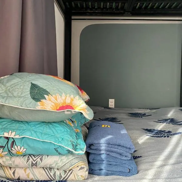 Start House CAPSULE 5 min walk to the Airport, hotel in Ho Chi Minh City