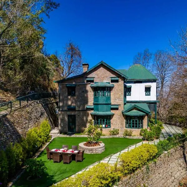 StayVista at Padam Hill 3BR Pet Friendly Villa with Lawn at Kasauli, hotel in Kasauli