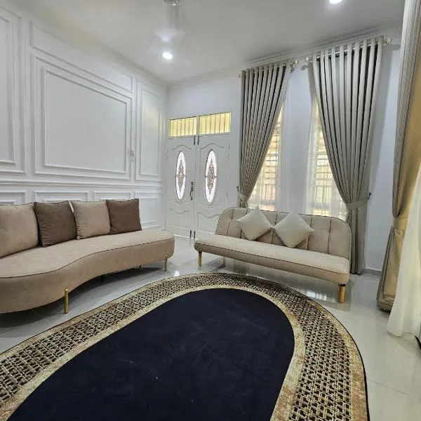 Near Me Homestay, Hotel in Kampung Raja