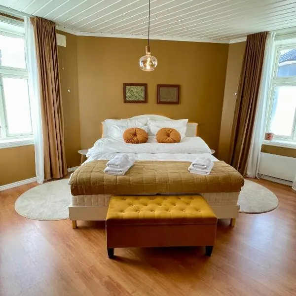 Sentral og fargerik bygårdsleilighet、ハルデンのホテル