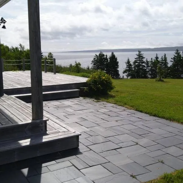 Beautiful oceanfront cottage, hotel in Guysborough