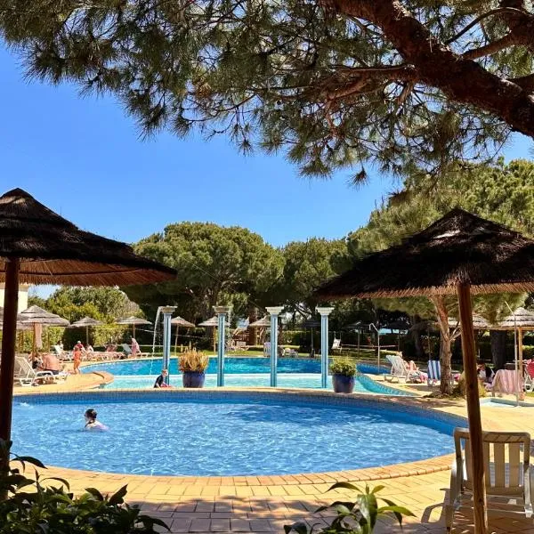 Bicos 303 - Shared Pool - 6 Guests - Albufeira, hotel a Albufeira