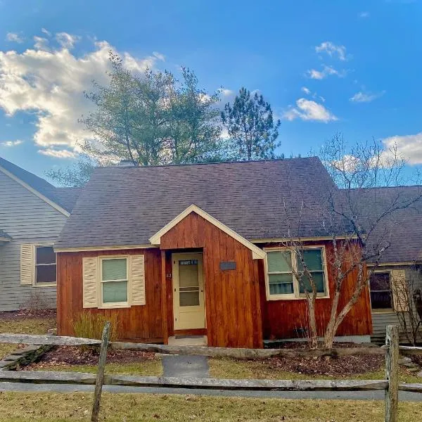 Cozy Ski in out Cabin in Berkshire Resort, hotell i Hancock