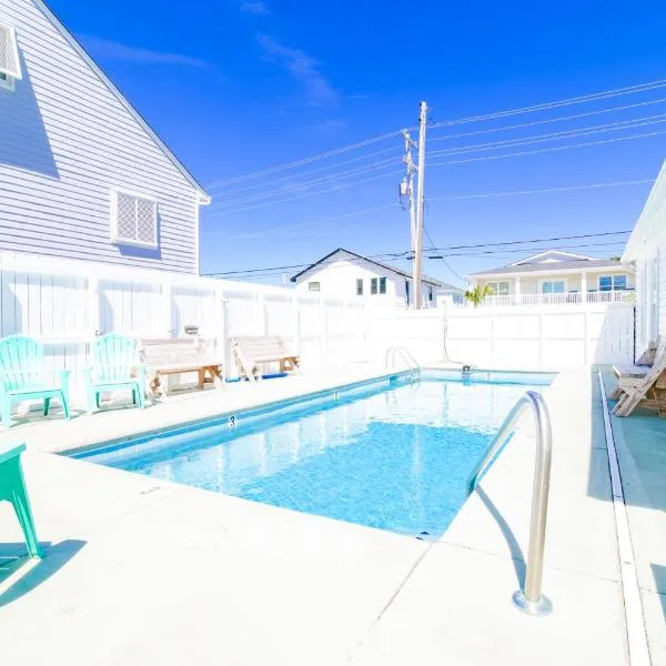 Suns Out Steps to Beach w Private Pool in Cherry Grove, Hotel in Myrtle Beach