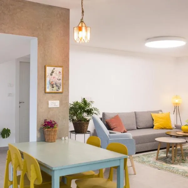 לגעת בלב, hotell sihtkohas Yavneʼel