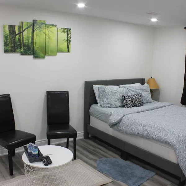 Comfy basement near KW airport, hotelli kohteessa Kitchener