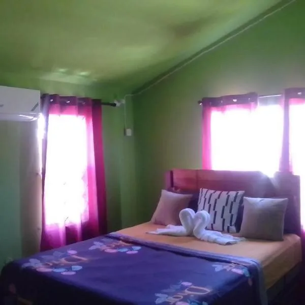 Cheerful 2-Bedroom Home in Falmouth Garden, hotel in Falmouth