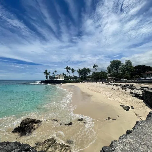 Kona 1br condo on Alii Dr saltwater pool surf sun AC close to magic sands beach, hotel in Kailua-Kona