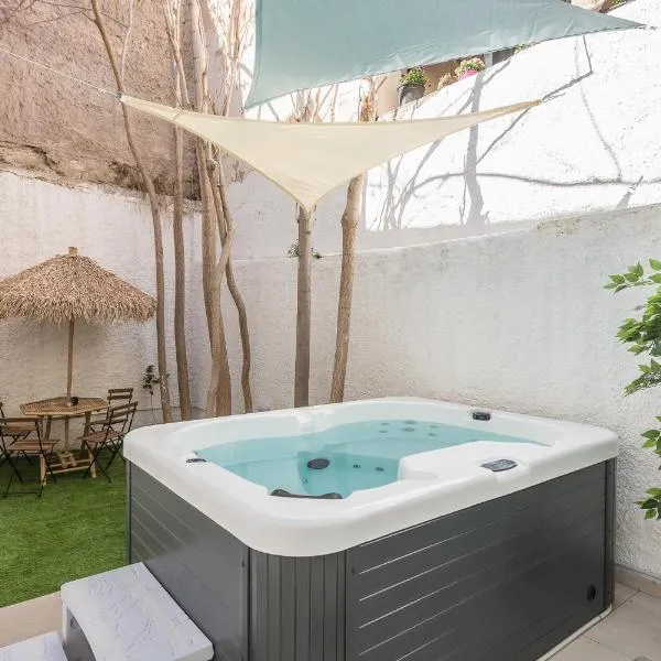 Kastela's Harbor Retreat with Jacuzzi，位于比雷埃夫斯的酒店