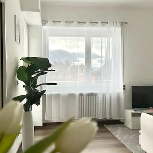 Luxury apartment with view (1min from lake/center), hôtel à Côme