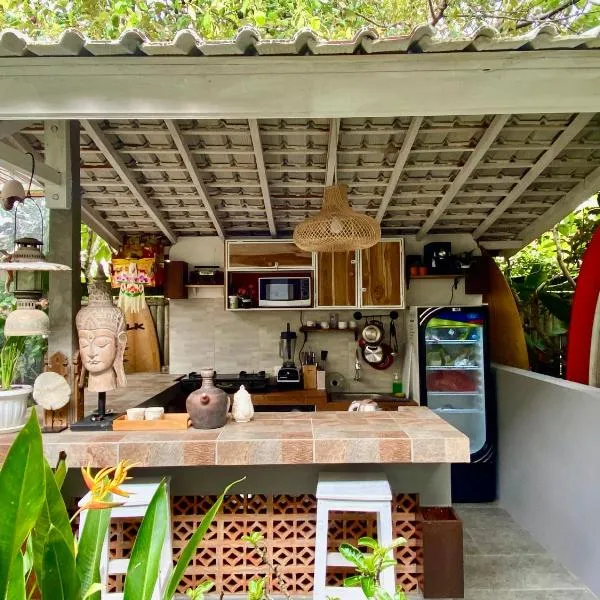 Blue Waves Balangan Homestay, hotel in Uluwatu