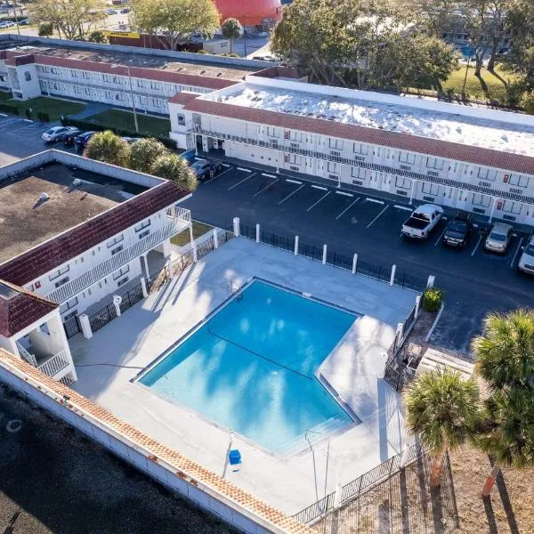 Impeccably cozy hotel room Developer Inn Express, hotel in Kissimmee