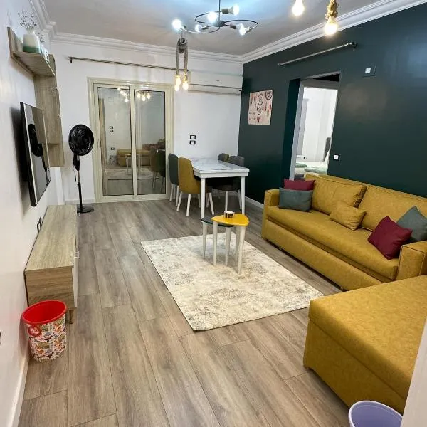 A very luxurious hotel apartment in Obour, the entertainment district, second floor, without an elevator, hotelli kohteessa ‘Ezbet el-Insha